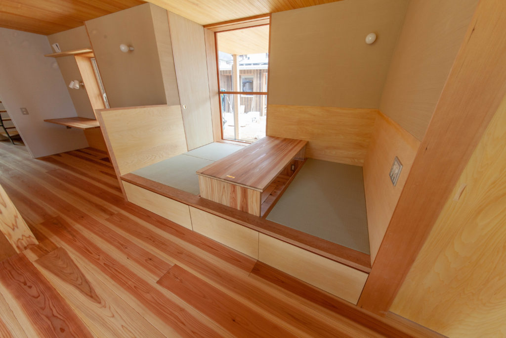 内と外をつなぐ家　リビング　畳の間